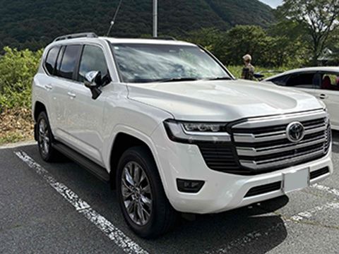 「あるのが当たり前」を愛車にも。ランドクルーザー300への「おくだけ充電」施工で叶えた理想の装備