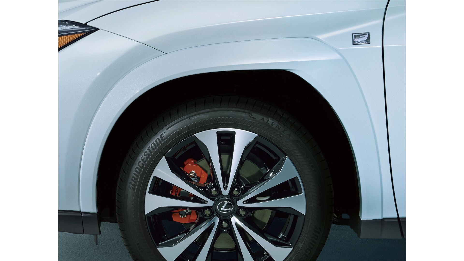 レクサスUX特別仕様車“F SPORT Emotional Explorer”（ホイールとカラードアーチモール）