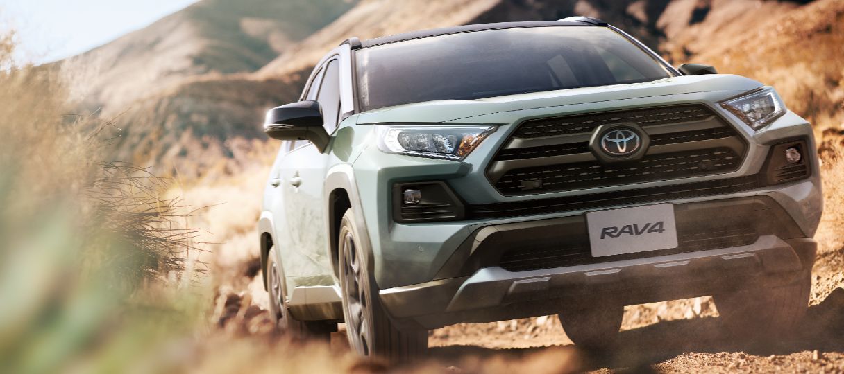 RAV4オフロード走行シーン