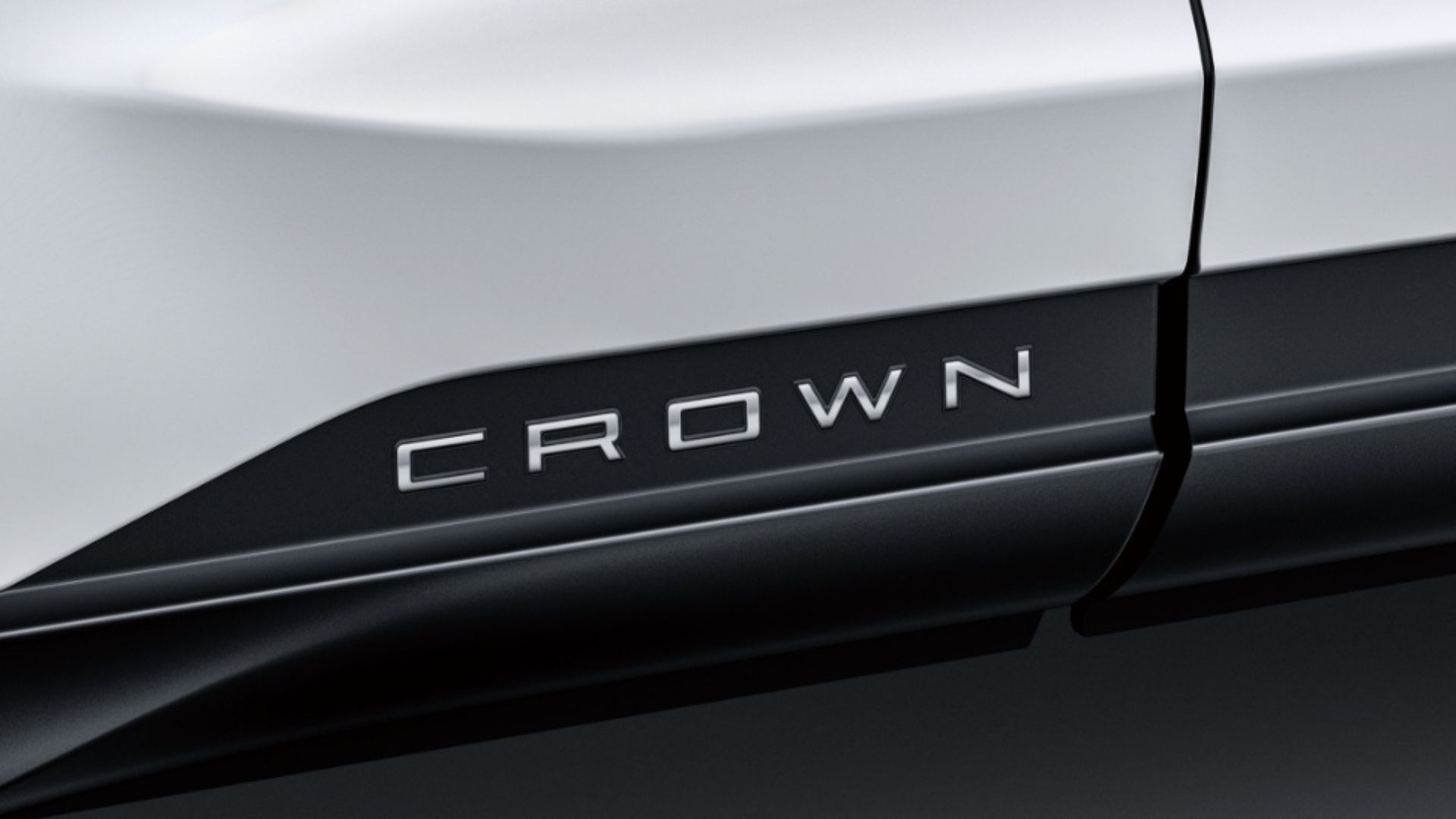 10_サイドエンブレム（CROWN）.jpg
