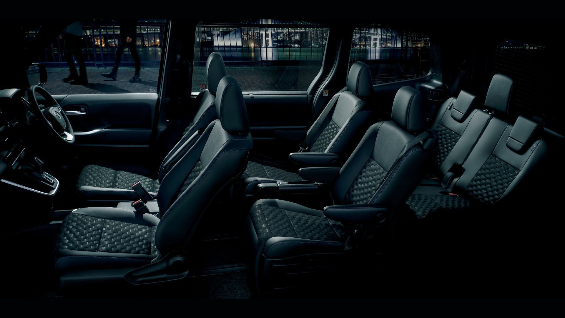 13_ヴォクシー（内装色：ブラック）