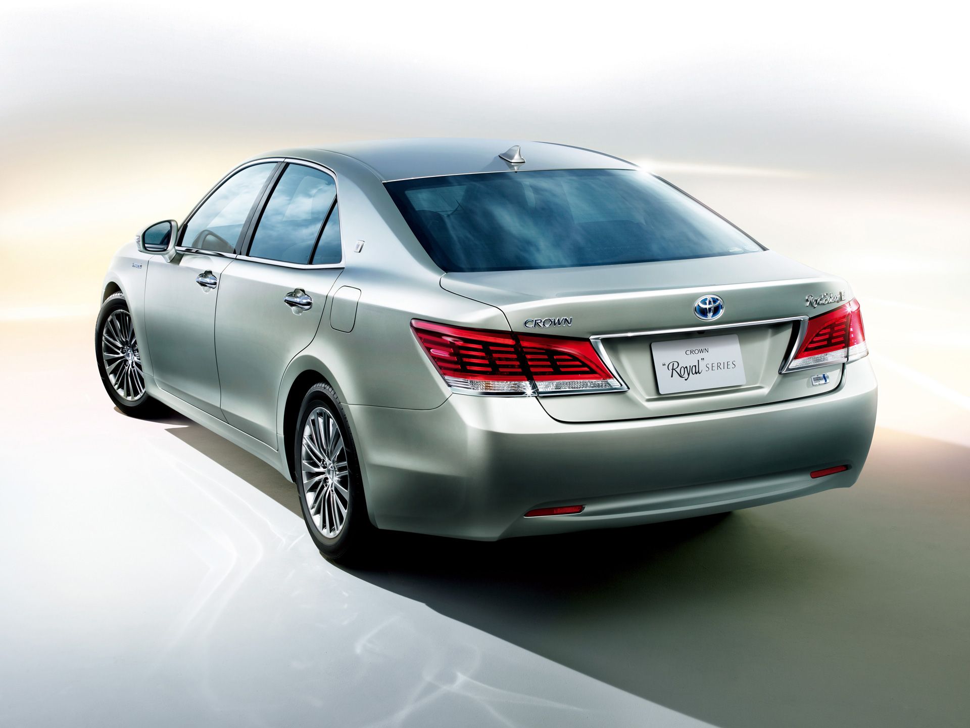 前期型クラウン Hybrid ロイヤルサルーンG(プレシャスシルバー)<オプション装着車>
