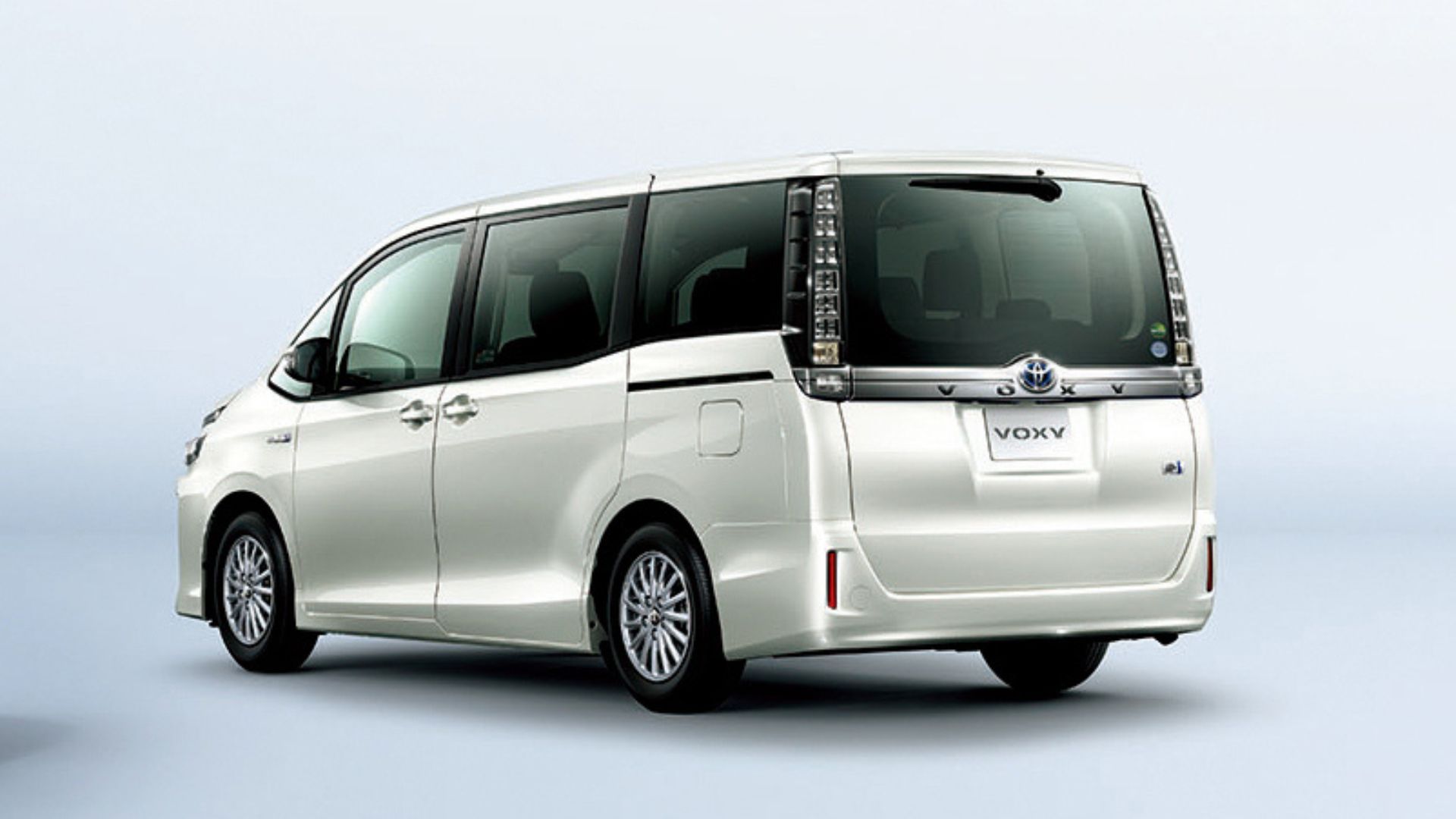 5_ヴォクシー(80系)前期型(リヤビュー)〈オプション装着車〉.jpg