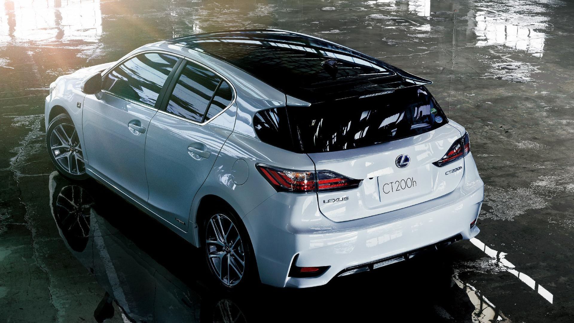 CT200h F SPORT（中期リアビュー）.jpg