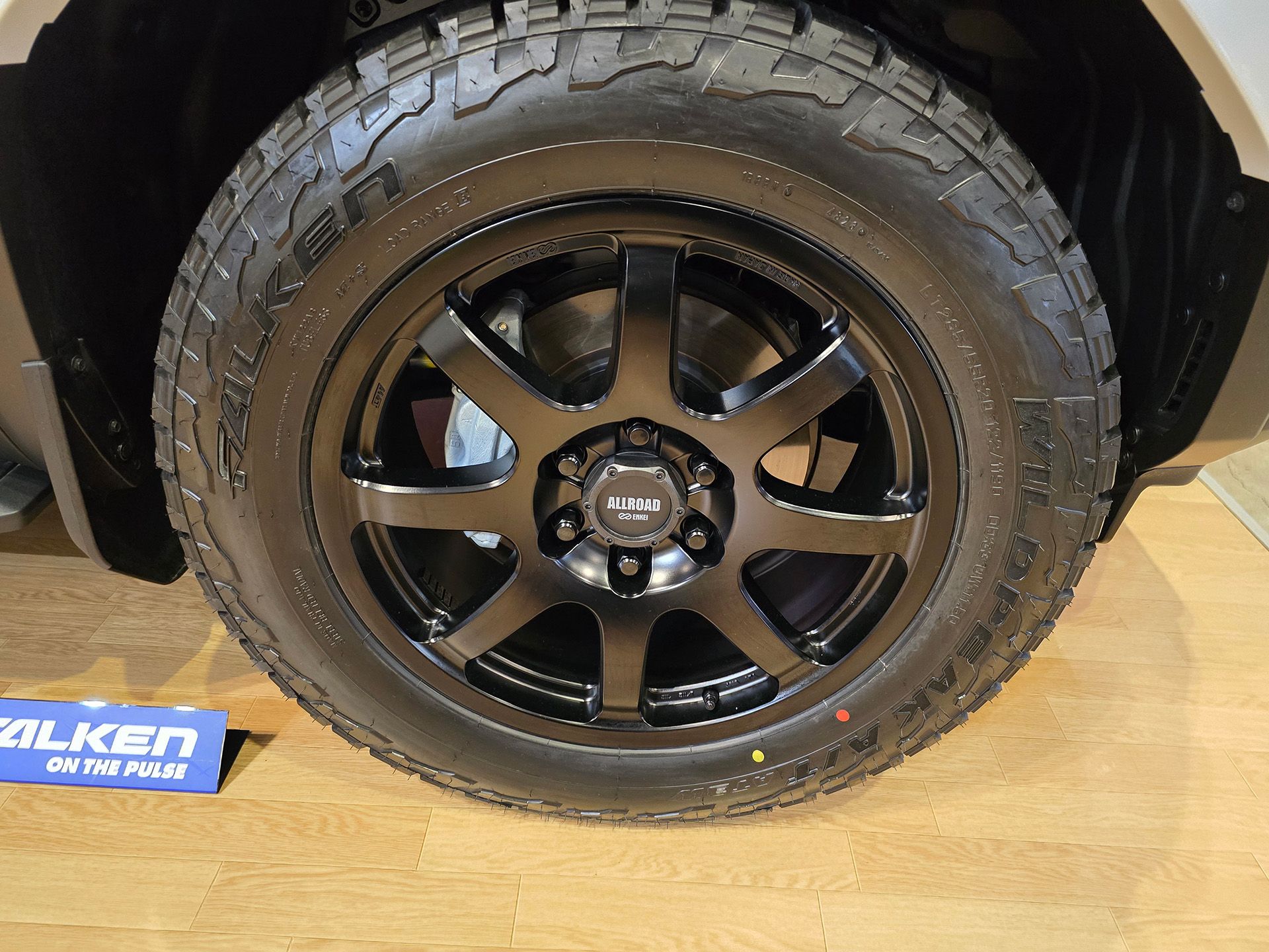 FALKENワイルドピークを装着したランクル25