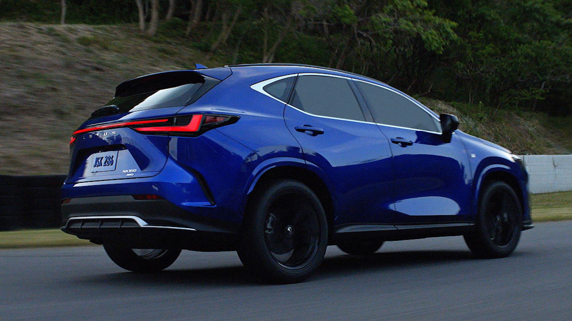 NX F SPORT(走行イメージ).jpg