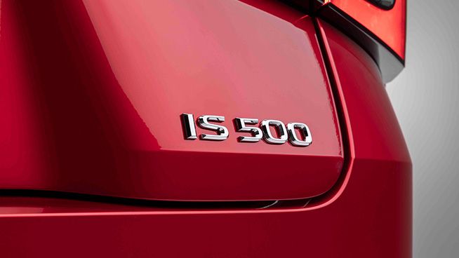 レクサス IS500はどんなクルマ？V8 5.0L自然吸気エンジンを搭載する魅惑のスポーツセダン｜オーナーの声も合わせて紹介