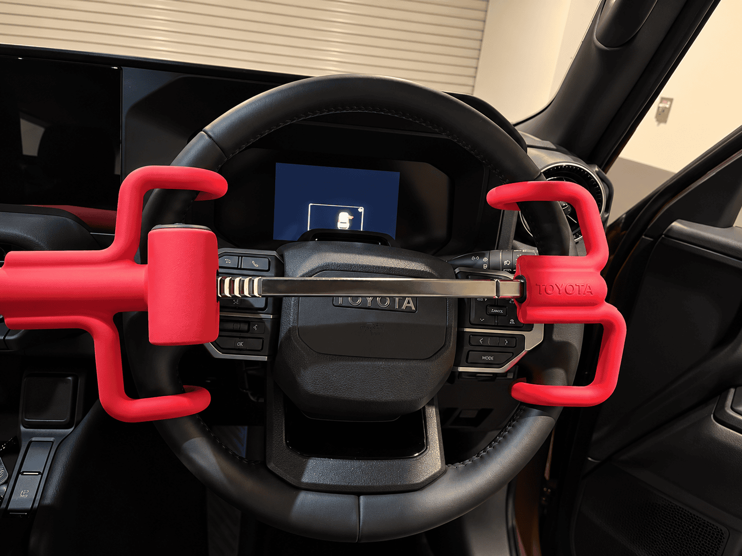 トヨタ車内の赤いハンドルロック.png