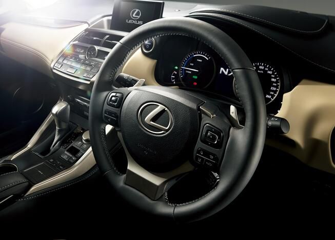 レクサス NXにハンドルカバーを付けた方がいい？劣化が気になるときの対処法