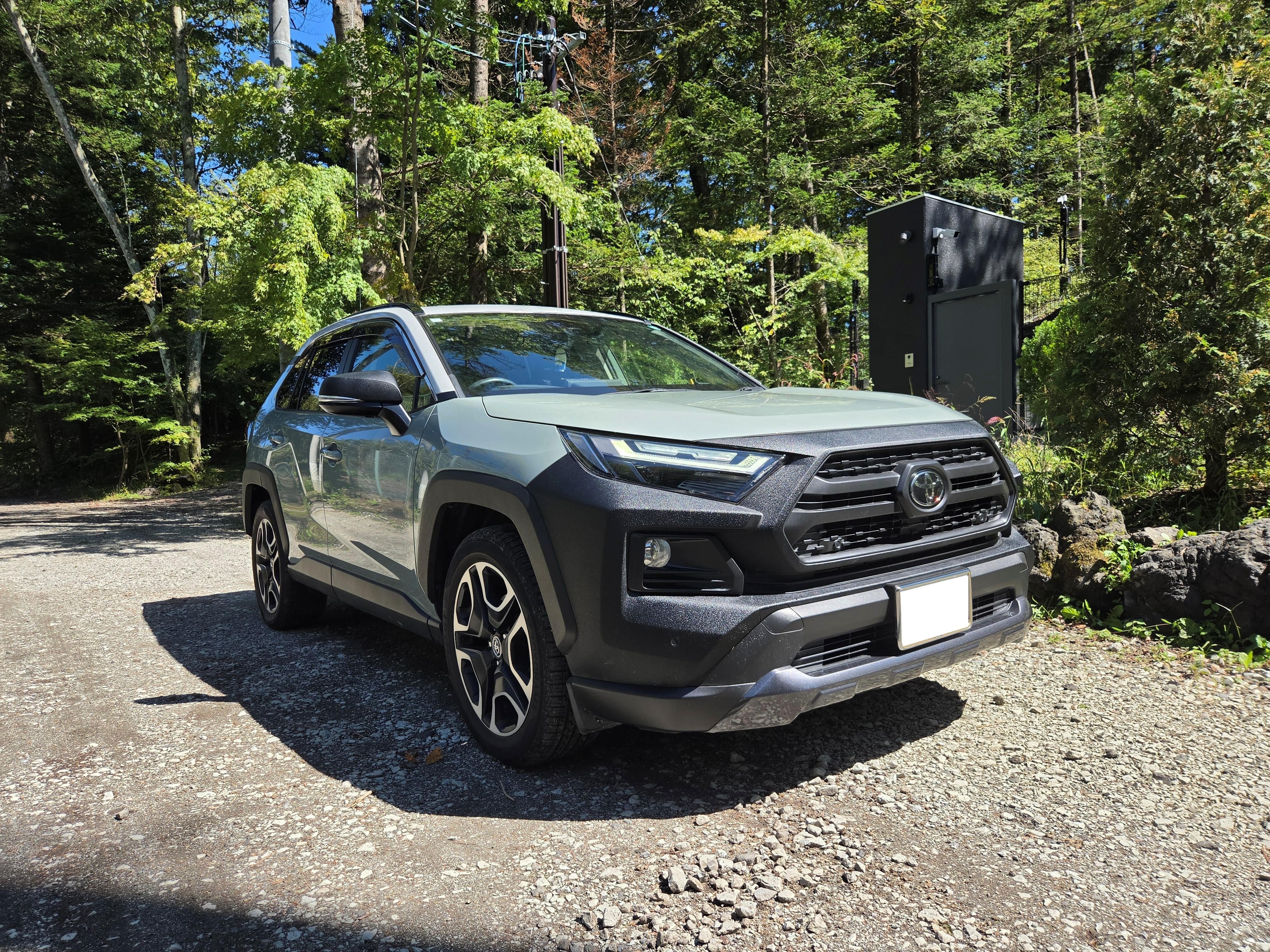 汚れが目立ちにくいGORI GORI BLACK塗装に意匠を統一し自分好みのRAV4にアップグレード！ 